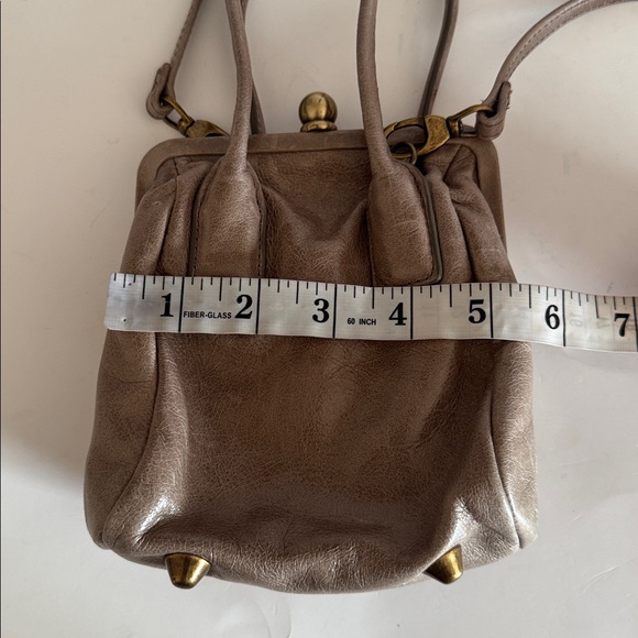 Hobo International Taupe Leather Top Handle Kisslock Snap Mini Crossbody Strap - Picture 6 of 8